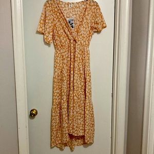 NWT Lantina open crisscross peach and Ivory 💐 flowered mini/Maxi Dress
